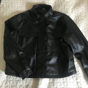 Fake läderjacka  - Läderjacka (inte riktigt läder) från hm. Skriv för frågor eller om du är intresserad. 