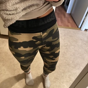 Träningstights  - Camo Träningstights från Nebbia. För långa för mig (158cm)