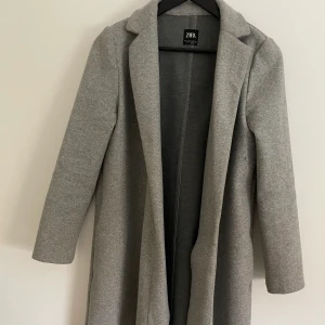 Grå kappa - Grå kappa från zara i strl L. Skulle dock säga att den är som en M! Varsamt använd och superbra skick. 