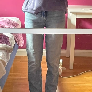 Raka jeans  - Sköna raka mid waist jeans🦋🐟🦕🔹🫐  !Säljer samma i grått oxå!