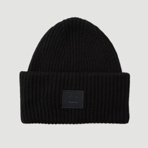 Svart Acne Mössa  - Svart Acne mössa som jag vill sälja för att jag råka köpa en likadan så behöver inte 2 super snygg och härlig för vinter 