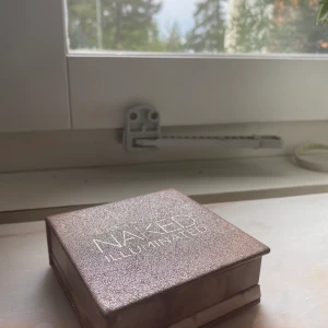 Urban Decay higlighter - Knappt använd Urban decay highlighter i fint skick, det ingår en higlighter borste som är flexibel och är enkel att jobba med. Finns några mascarafläckar på förpackningen. Borsten tvättas såklart innan! Köpte för 320 på kicks, säljer för 150+frakt
