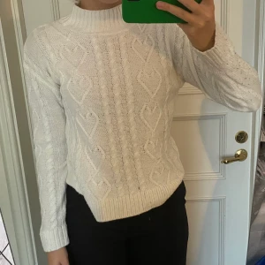 Stickad tröja  - Stickad tröja från hm i storlek xs-s  Pris-50 kr  Köparen står för frakten eller mötas upp runt Uddevalla  