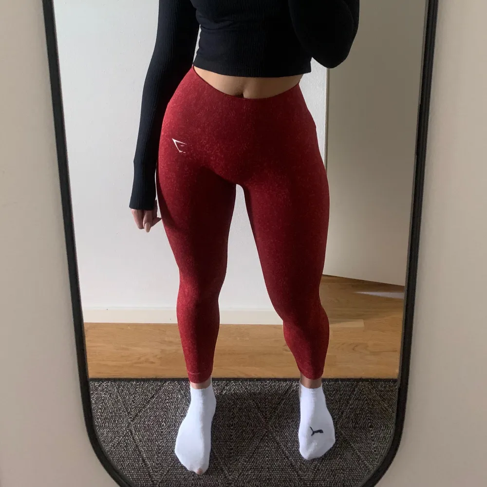 Säljer ett par gymshark tights (adapt animal) i storlek Xs som tyvärr är för små. Aldrig använda . Jeans & Byxor.