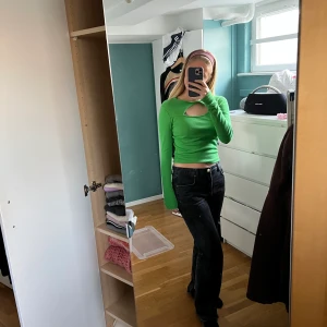 Grön topp från gina - Så fin grön topp med så fin detalj i halsen som aldrig kommit till användning:) Skriv för frågor, fler bilder eller vid intresse! Checka in restan av profilen för jag rensar garderoben💕💕