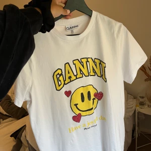 GANNI tshirt 🥰 - Säljer nu min fina GANNI tshirt som jag bara han använt 2 gånger så den är som ny. 🥰 Säljer denna för att storleken är lite för liten. Önskade att den var mer oversize. 💛