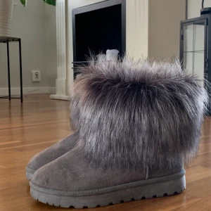 Roberto skor  - Säljer dessa liknade uggs från roberto. Nypris 399kr säljer för 200kr. Anväda bara en gång, ( bra skick inga repor ingenting dåligt!Storlek 38! Tryck inte på KÖP NU!Köparen står för frakten!