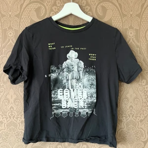 T-Shirt IT tema - Vanlig t-shirt från H&M Divided WB men clown. Den är i storlek Small men skulle säga att den är ganska tight för en S, snarare passar XS om man vill ha den lite loose👍🏻😊 Finns ej i butik längre!
