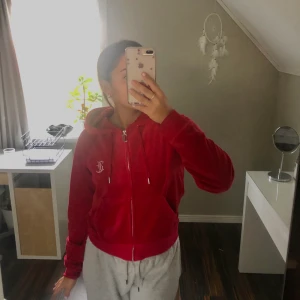 juicy couture tröja st M - Alla diamanter är kvar och den är hlet som ny. Knappt använd! Säljer pga att den inte kommer till användning. Hör av er ifall ni vill ha mer bilder, pris kan även diskuteras🤩☺️