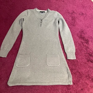 Klänning Tommy Hilfiger - Söt klänning i nyskick, liten i storlek 