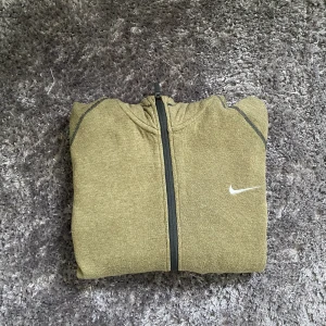 Nike golf zip hoodie - Snygg nike golf zip hoodie. Storlek M. I bra skick. Om du har en fråga är det bara att ställa den🙂