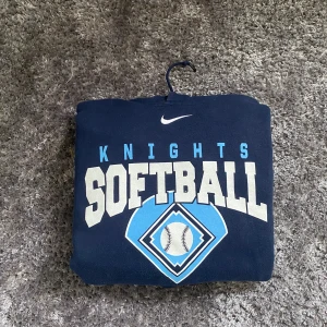 Nike Collegetröja  - Snygg och ovanlig nike college tröja. Storlek L. I bra skick. Om du har en fråga är det bara att ställa den🙂