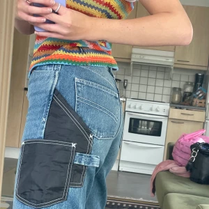 Cargo Jeans - Jeans från Collusion med svarta detaljer. Är för små för mig men passformen ska vara loose!! :))