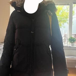 Parajumper  - Säljer min fina parajumper jacka i storlek s/m, pågrund av ingen användning längre, så vill bara bli av med den. Säljer för 3000 men priset kan självklart diskuteras 