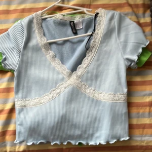 Top från hm - Hej jag säljer denna top som jag köpte som är för liten i storleken och använda 2 gånger skriv om ni är intresserade av att köpa