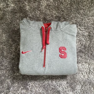 Nike college hoodie - Snygg och ovanlig nike college tröja. Storlek M. I bra skick. Om du har en fråga är det bara att ställa den🙂