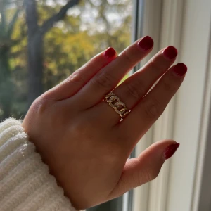 KEDJA #009 - Asball ring som ska likna en kedja!⛓️⛓️I mässing med kubisk zirkonia-stenar. JUSTERBAR!!! Artikelnummer: 009. Skriv till oss för beställning alternativt ”köp nu” om så önskas!🌈🌈🌈