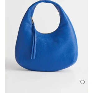 & Other stories - Intressekoll på denna sjukt snygga väska från & other stories.  Orginalpris 790kr