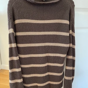 Stickad tröja från Nu-in, storlek S/M - Stickad tröja från Nu-in, storlek S/M. Använd ett fåtal gånger så den är i fint skick! Frakt tillkommer 🤍