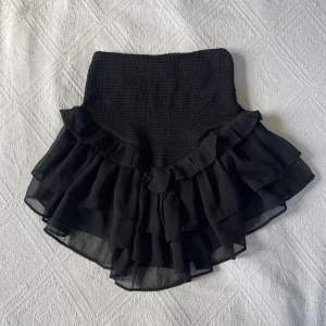 Säljer denna fina kjolen ifrån Gina tricot, i bra skick, om ni är intresserade så kollar jag upp frakten en extra gång så de verkligen stämmer, nypris 299kr 💗