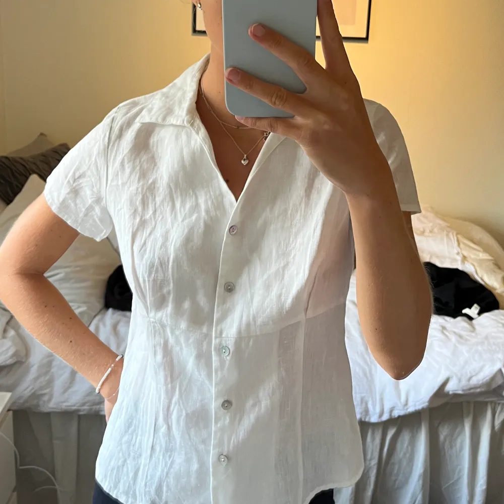Jättefin linneskjorta köpt second hand. Står ingen storlek men skulle säga att den är xs/s och passar bra på mig som är 170 cm💗💗💗💗. Skjortor.