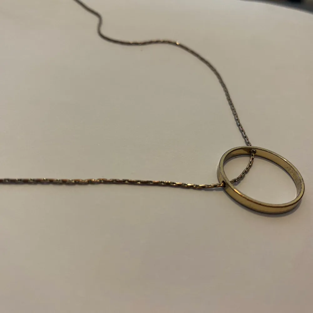 Jättegulligt halsband köpt på second hand och vet dessvärre inte var det är ifrån. (Ser guldigt ut på bilden men är silver). Accessoarer.