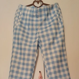 Rutiga byxor - Blå-vit-rutiga byxor i storlek L från Shein. Väldigt små i storleken så passar mer S. Helt oanvända. Frakten ingår i priset.