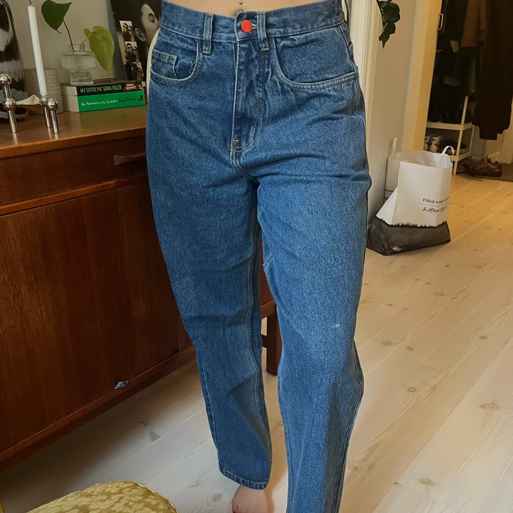 Dessa jeansen från Aplace är till salu! Pösiga och bekväma och en helt perfekt blåa färg💙 sl 27/32 och säljes för 400kr, köpt för ca 1000kr. Jeans & Byxor.
