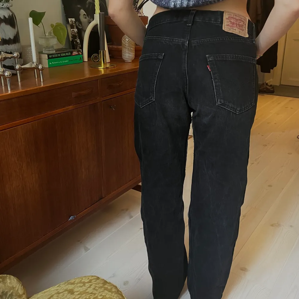 Säljer dessa perfekta levi’s 501 jeansen! Stl är 33/36, men de är vintage… skulle säga att passformen är ca 28/32. Skitsnygga nu till hösten🖤🍁. Jeans & Byxor.