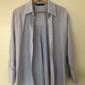 Zara randig skjorta xs - Använd en gång, inte riktigt min stil så säljer vidare! Helt nyskick!  Blå/vit randig.
