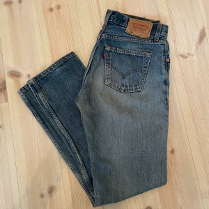 Levisjeans 501 - Levisjeans i modellen 501. Har en reva på ena låret (baksidan) som jag inte orkat laga:))