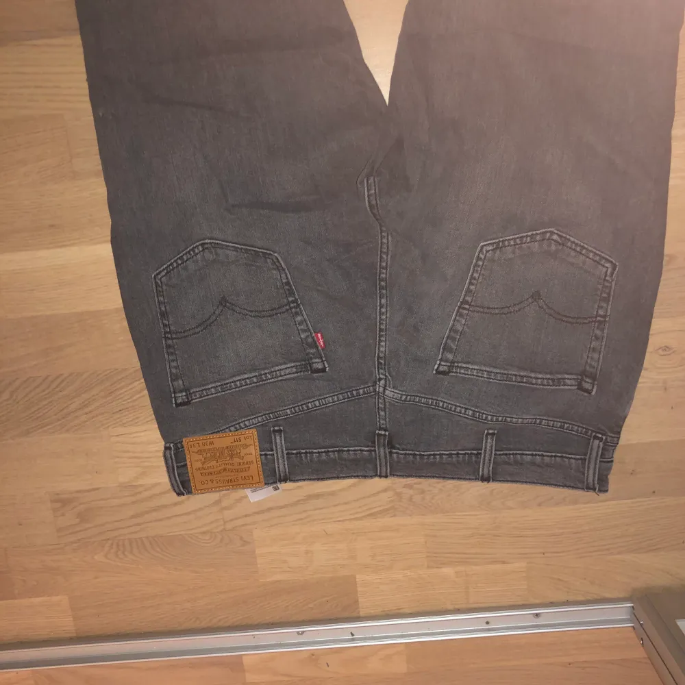Helt oanvända Levis jeans. 600 kr exklusive frakt.. Jeans & Byxor.
