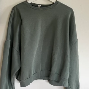 Sweatshirt  - Grön sweatshirt ifrån nelly, otroligt mysig.