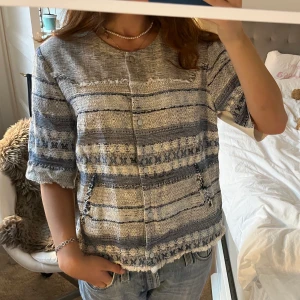 Topp!! - Säljer denna så snygga topp som man både kan ha till vardags men även lite finare tillfällen!!! Från mango storlek M men den passar S oxå😝