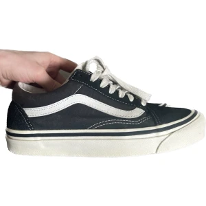 Vans strl 36.5 - Vans style 36 i strl 36.5! Har använts men är i hyfsat gott skick. Lite slitningar vid hälarna, därav priset. Köptes för 979kr! Säljs i befintligt skick 💞