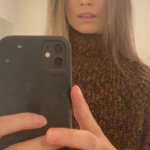 Stickad tröja från arket  - Säljer denna stickade tröjan från arket. Perfekt en sommarkväll eller nu i vår  DM FÖR KÖP