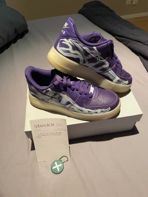 Nike Purple skeleton - Näst intill oanvända Nike Purple skeleton airforces. Köpt på stock x. Box, kvitto och tags finns! Storlek 41.