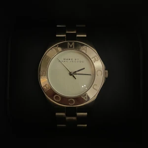 🥂MBMJ klocka🥂 - Säljer min Marc by Marc Jacobs klocka i guld. Så fin och länkar + låda följer med så du kan anpassa storlek. 