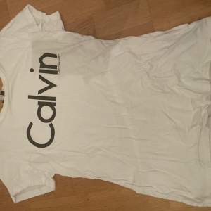 Vit Calvin Klein T-shirt med svart tryck