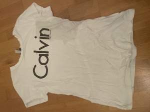 Vit Calvin Klein T-shirt med svart tryck