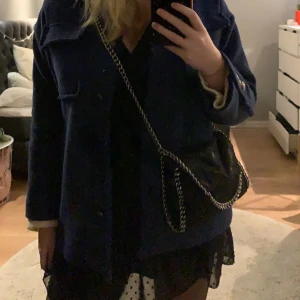 Axelremsväska  - Säljer min snygga väska! Stella mccartney liknande, väl använd men förekommer inga defekter!