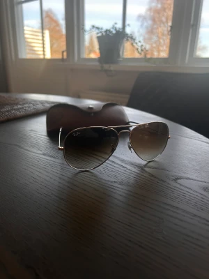 Ray-Ban Aviator Solglasögon  - Ett par helt nya Ray-Ban solglasögon, Använda 1 gång.