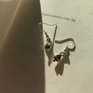 Mushroom earrings🍄 - Ett par jättesöta örhängen i silvriga svampar! Passar perfekt inför våren🤍frakten kostar 16kr!💞
