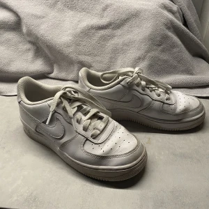 Air Forces 1 - Strl 38, använda men ändå i fint skick