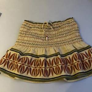 Säljer denna kjol från zara i topp skick aldrig använd. Har även shorts under💞