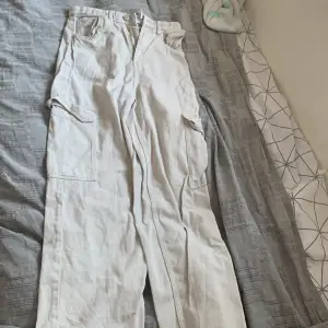 Vita snygga vida jeans👖använd två gånger. Storlek 158👍50kr +frakt