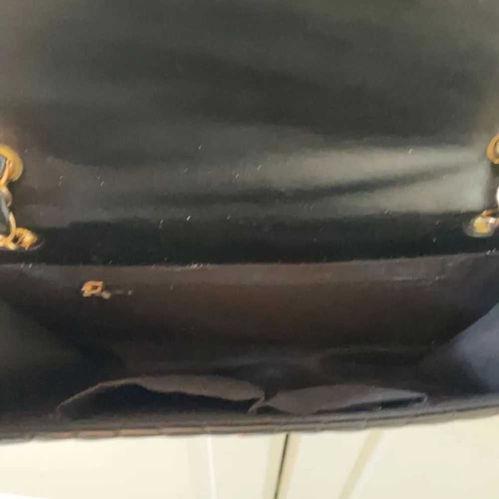 En svart axelremsväska med guld detaljer från ur&penn. Relativt stor och passar till allt. Inga defekter och sparsamt använd, använts få gånger🤍 Nypris runt 200, tror den inte säljs längre då jag köpte den för över ett år sedan men är inte säker. Väskor.