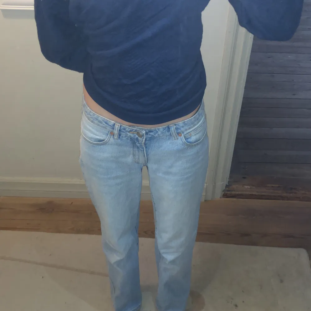 Säljer dessa fina Low Waits baggy jeans som tyvärr är för små för mig som är 174cm lång byxorna köptes för 1000kr och sälj för 350kr de är andvända fårtal gånger 💞💞. Jeans & Byxor.