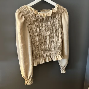 Beige volangblus  - Helt oanvänd topp med volanger från H&M