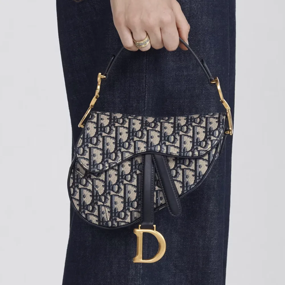 Säljer denna Dior väska som är oanvänd. Ett band medföljer, skriv för fler bilder. (INTE ÄKTA!) första bilder är lånad!🤍. Väskor.